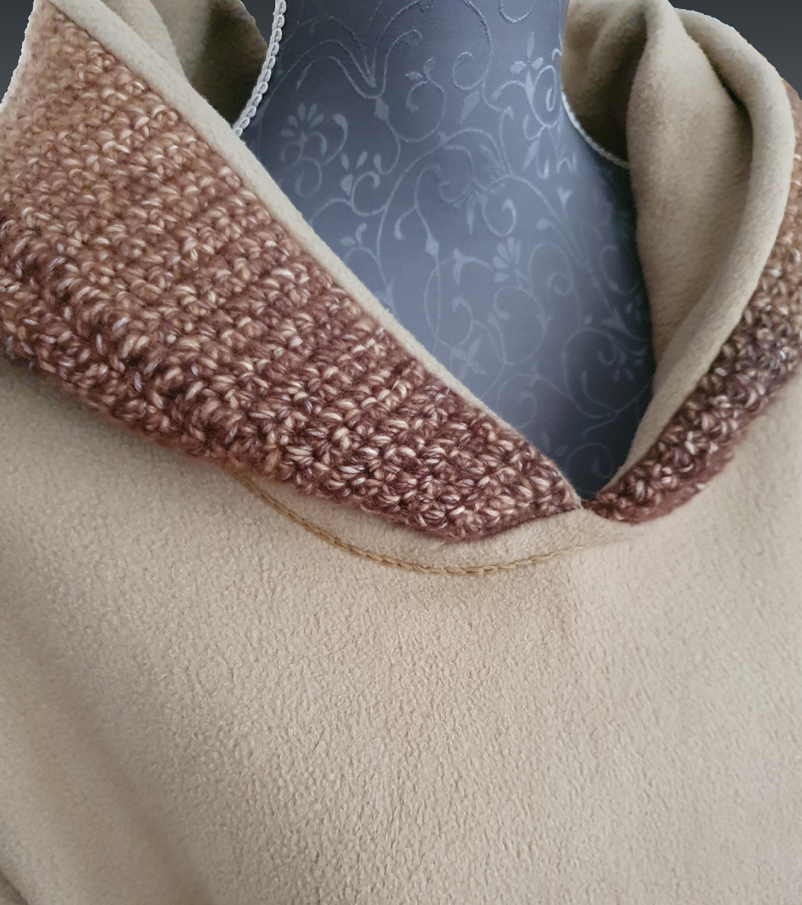 Hoodie Carasande mit Häkelkapuze